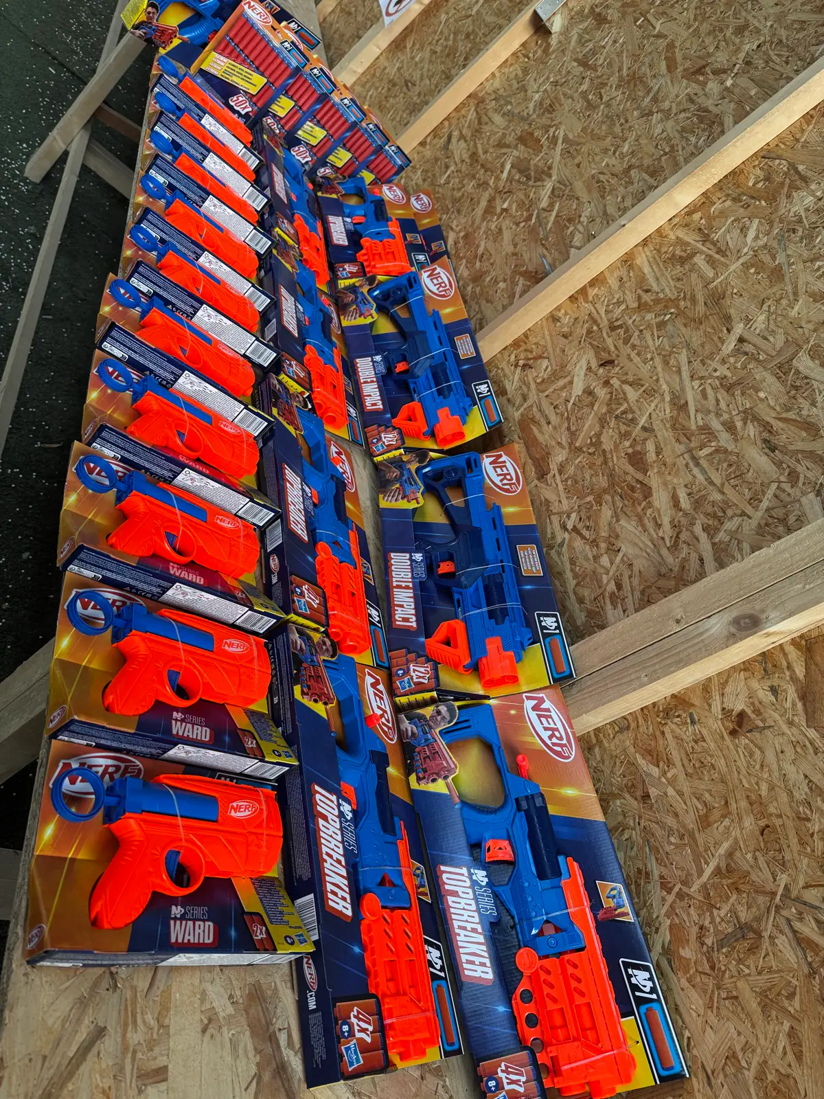 Nerf kilövők és szivacs lőszerek az asztalon