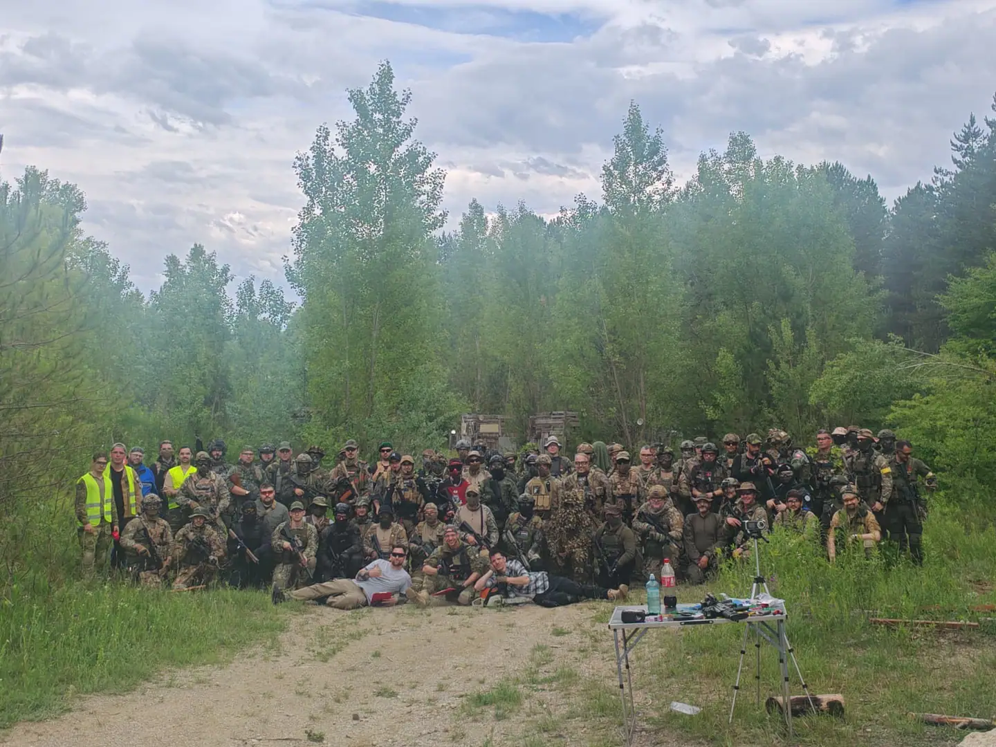 Nagy kültéri csapatkép egy West Gate Airsoft játékról